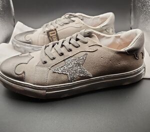 Dingo Women's Distressed Silver Gray Leather Star Sneakers Size 9M NWT